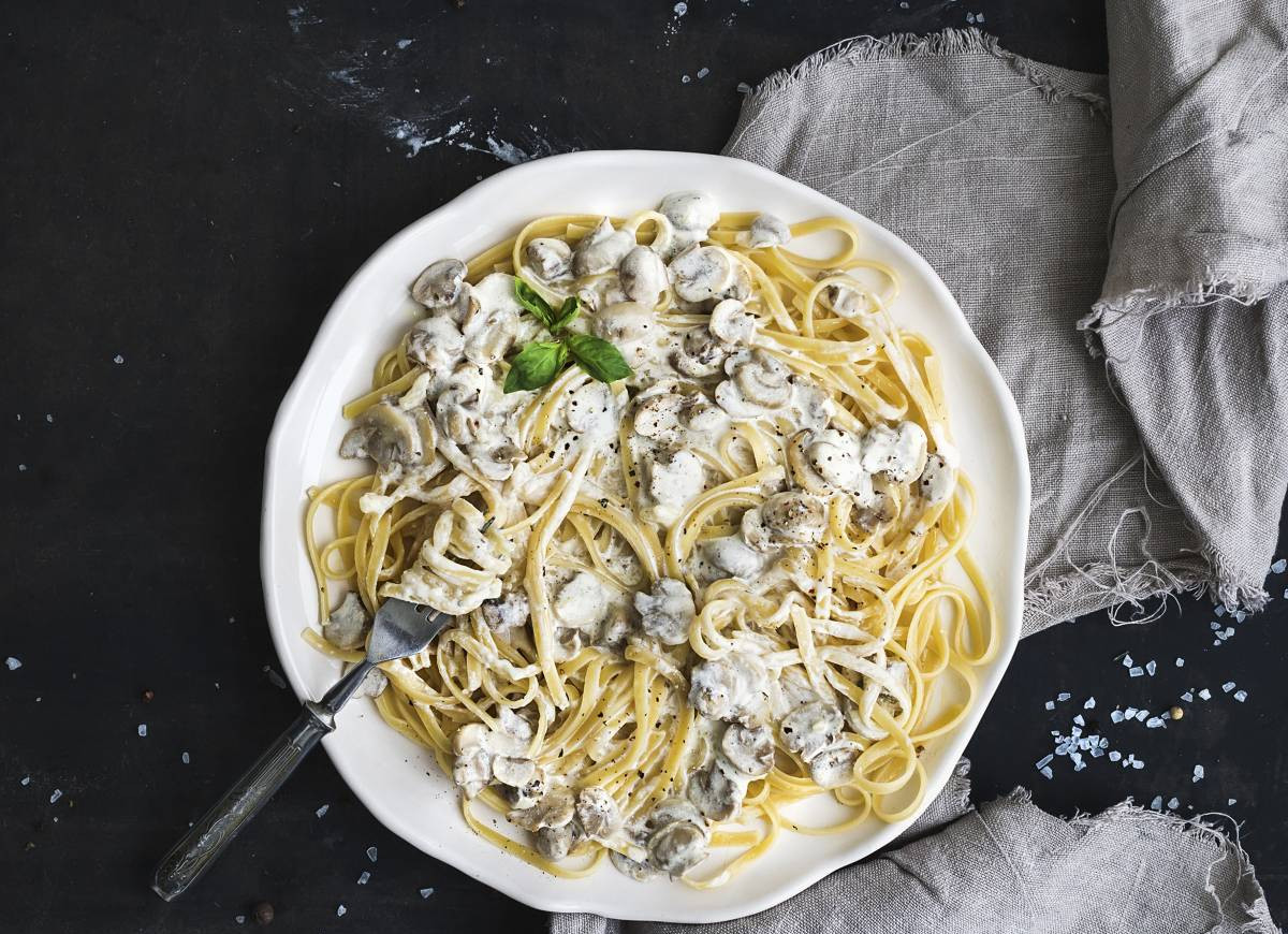 Makaron z sosem pieczarkowym