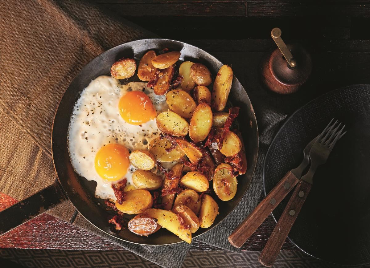 Smażone ziemniaki z jajkiem sadzonym