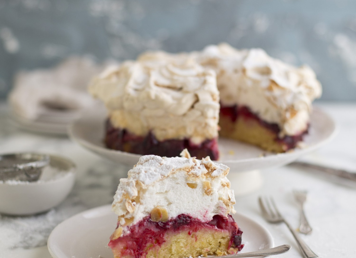 Ciasto kruche ze śliwkami i bezą