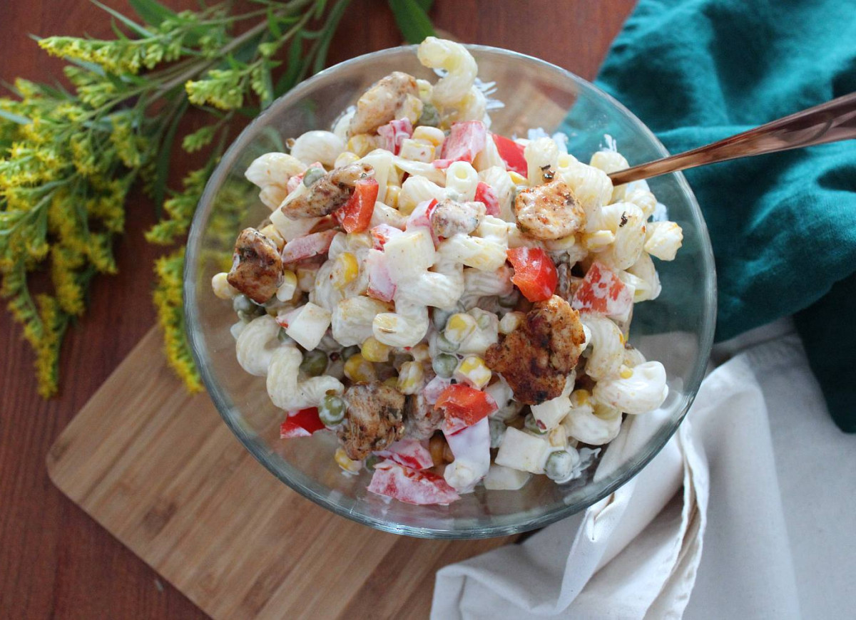 Sałatka z kurczaka i makaronu