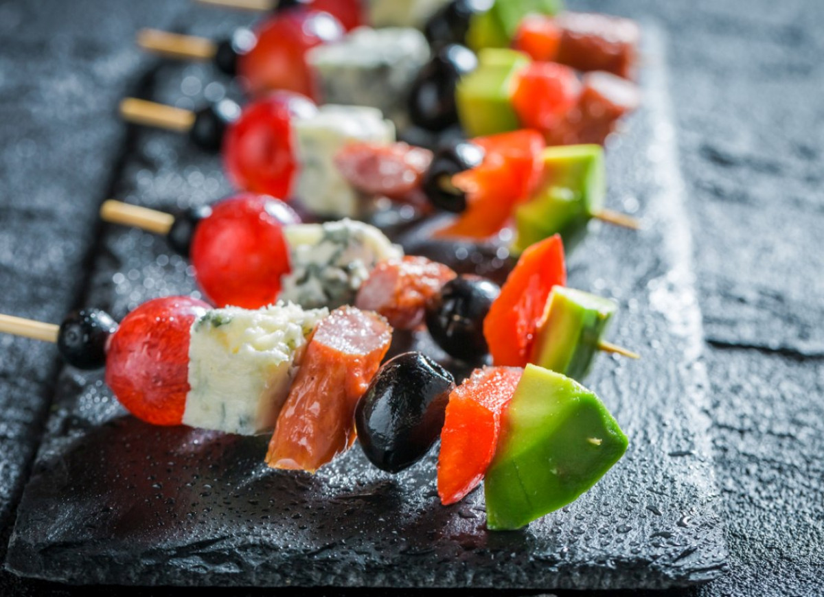 Koreczki z kabanosem