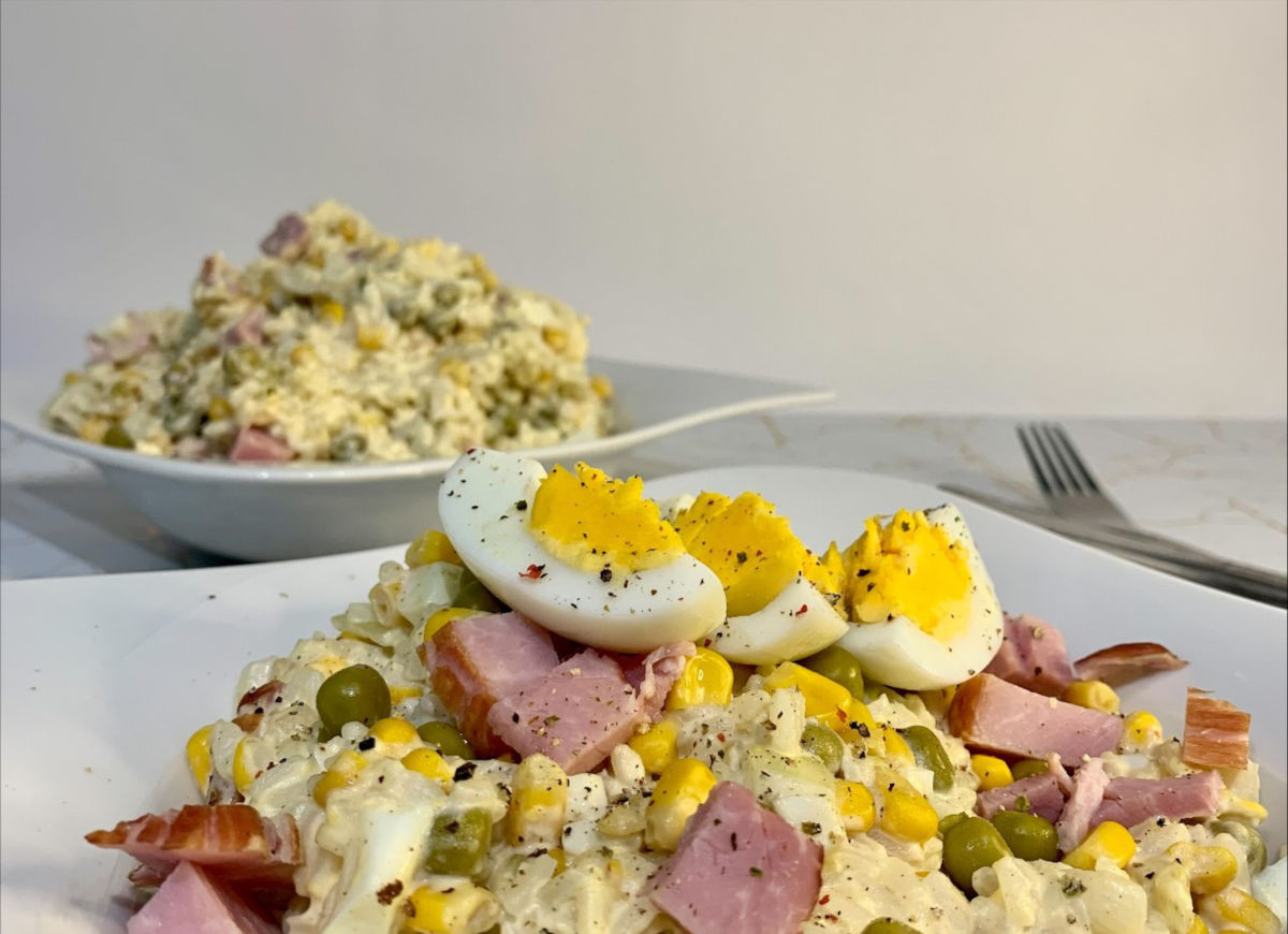 Sałatka z ryżem i szynką