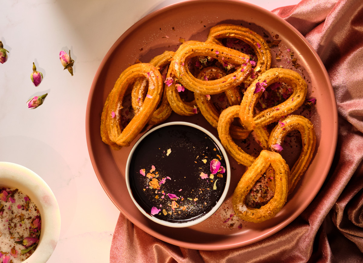Churros z różanym cukrem i gorzką czekoladą