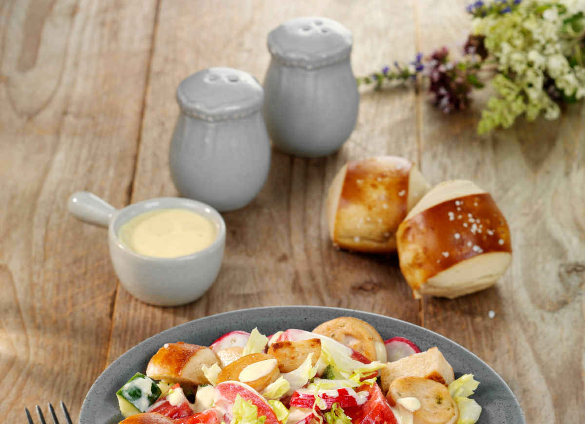 Sałatka z białą kiełbasą