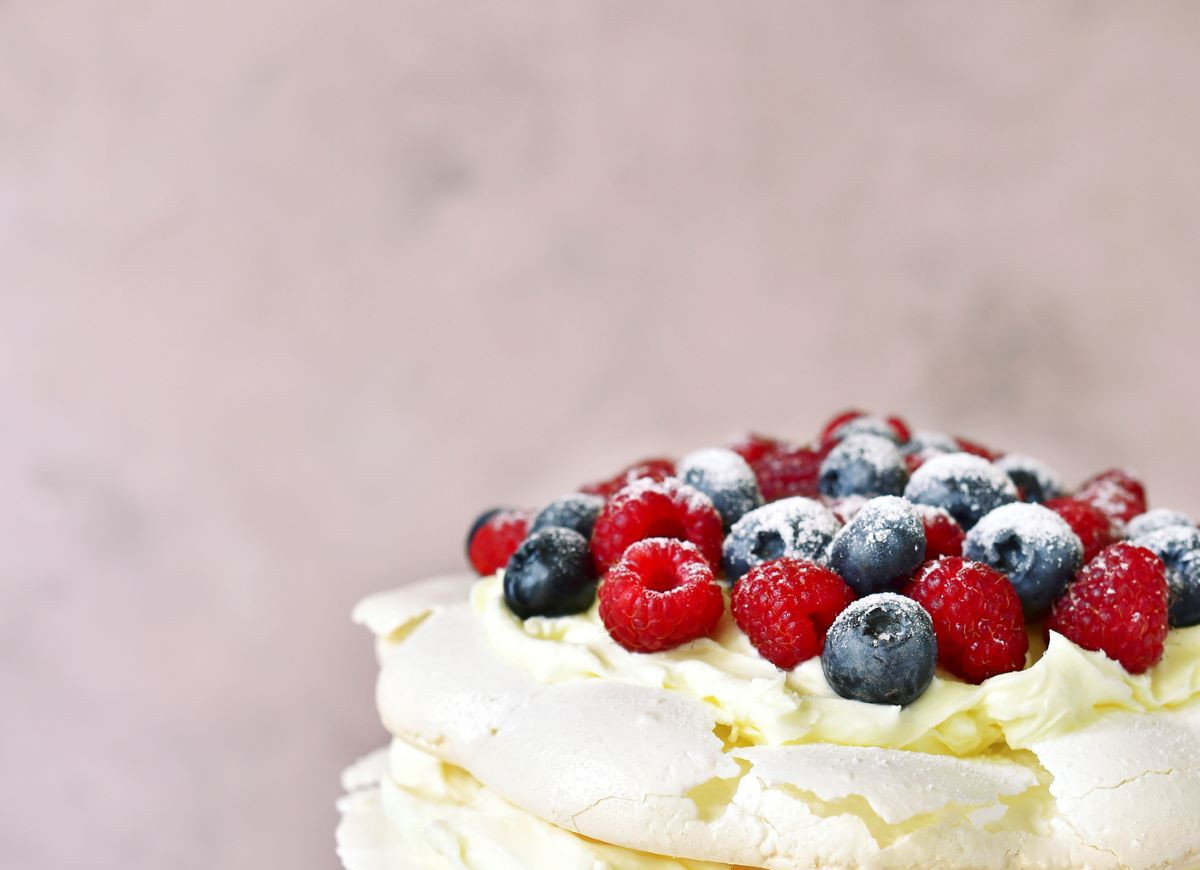 tort bezowy z mascarpone i owocami