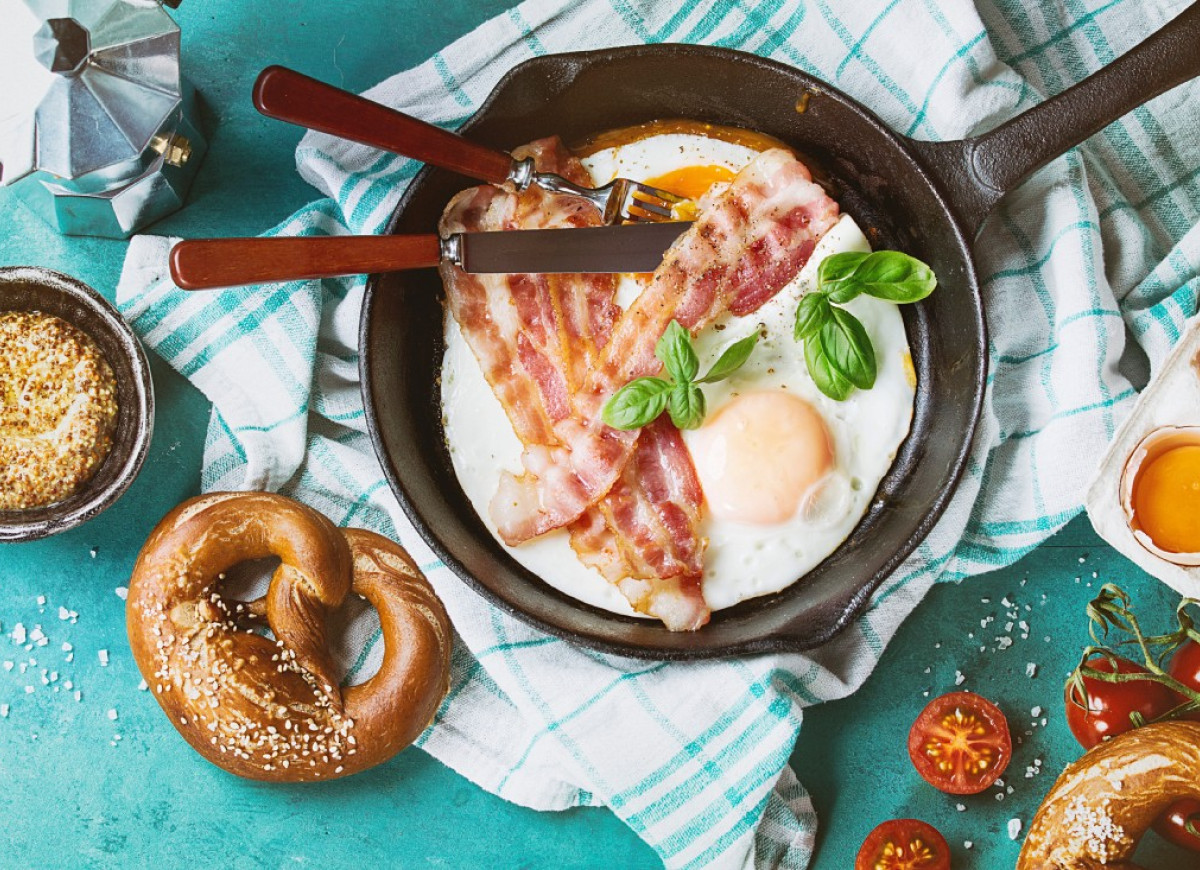 jajka-na-bekonie