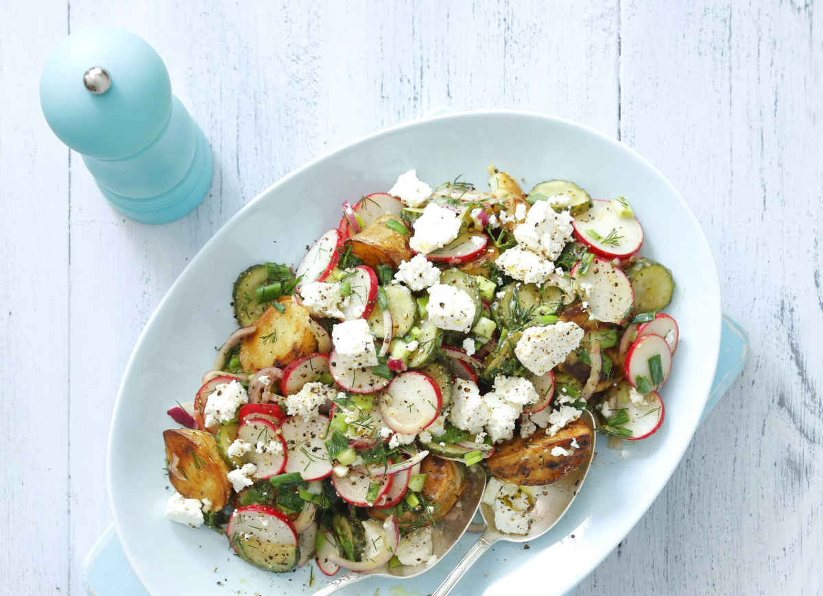 Sałatka z młodych ziemniaków i ogórków małosolnych