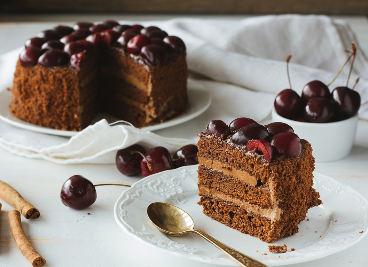 tort-czekoladowy-z-wiśniami