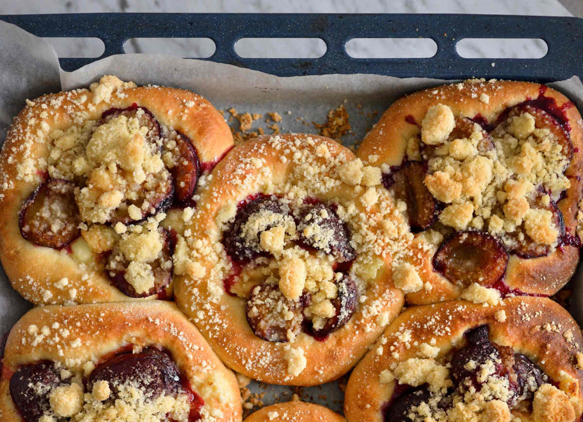 Drożdżówki ze śliwkami