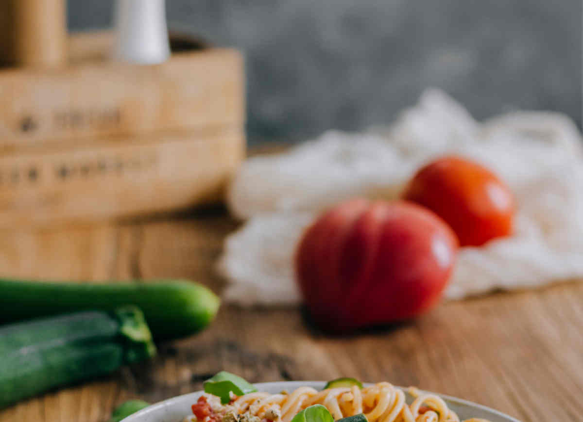 Makaron z cukinią i pomidorami