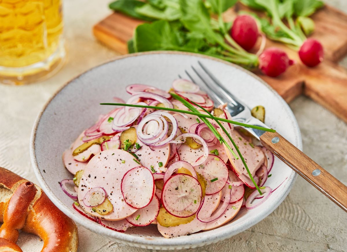 sałatka z kiełbasą