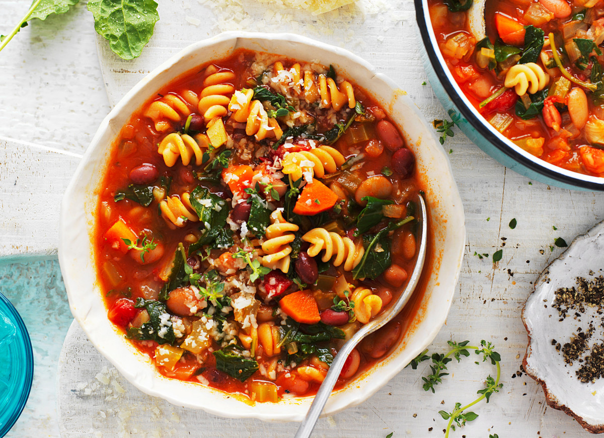 Zupa minestrone z jarmużem