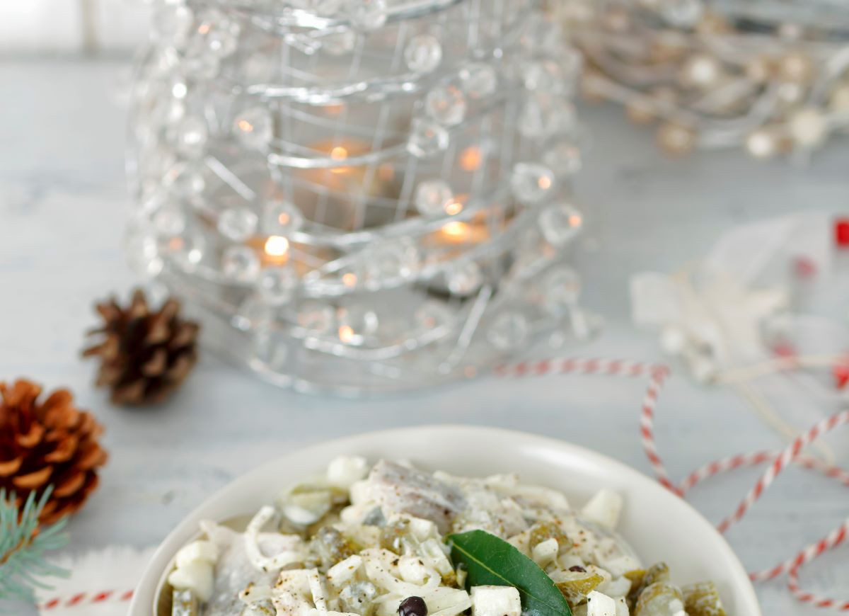 śledzie w śmietanie z cebulą i ogórkiem