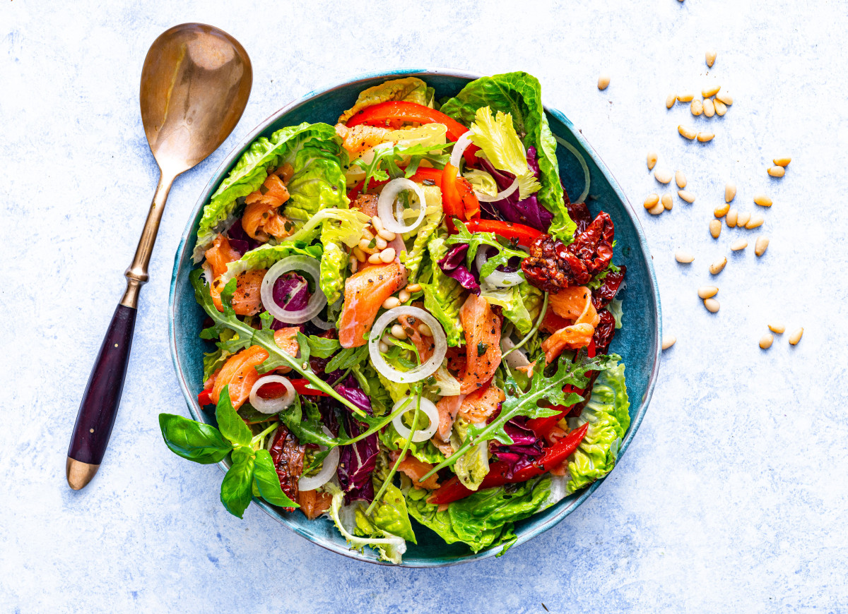 Sałatka z łososiem wędzonym