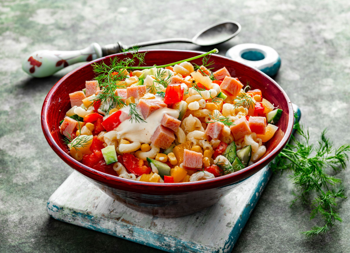 Sałatka z makaronem i szynką