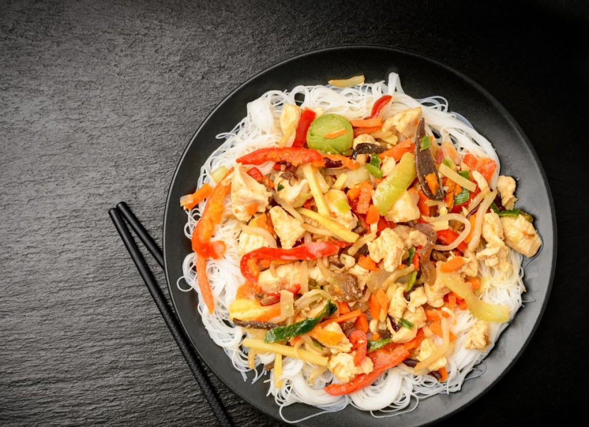 Makaron ryżowy z kurczakiem