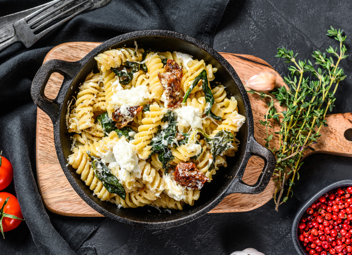 Makaron ze szpinakiem i suszonymi pomidorami