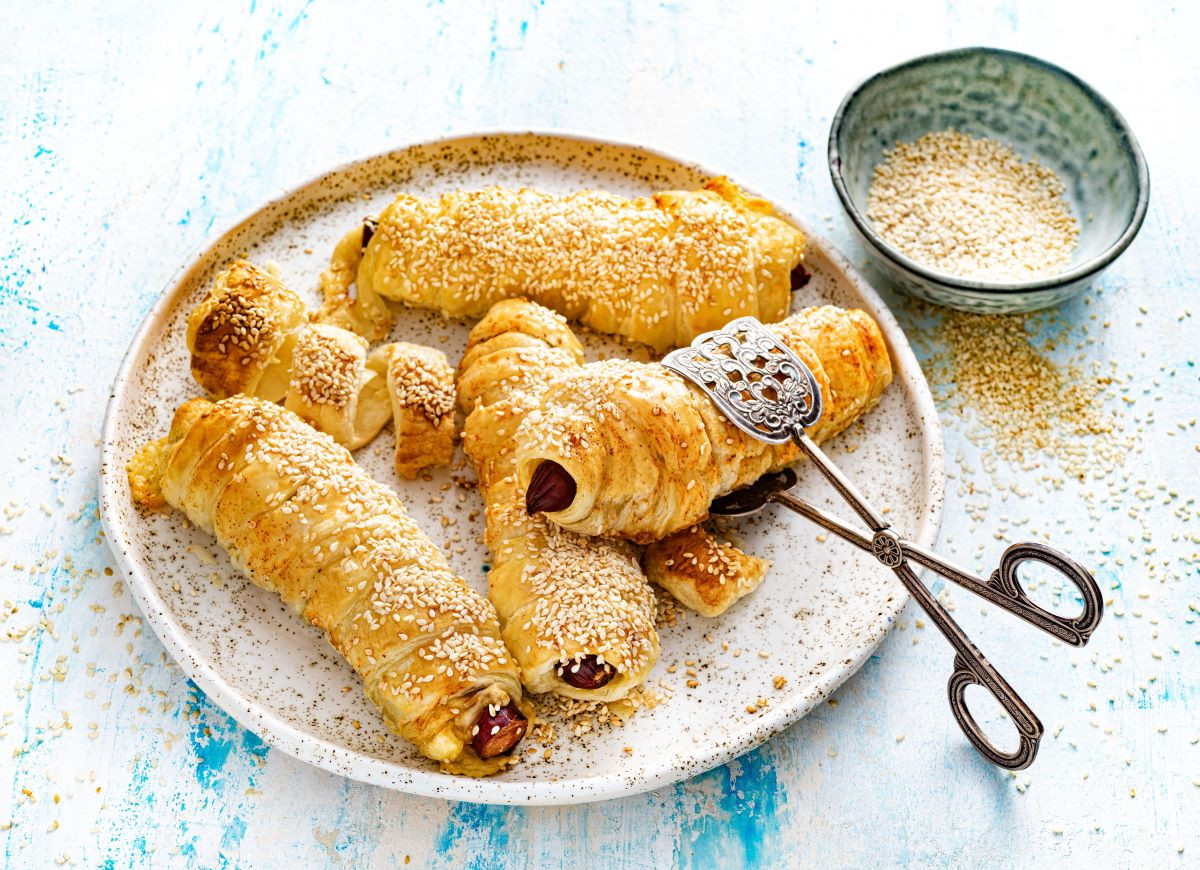 kabanosy w cieście francuskim z sezamem