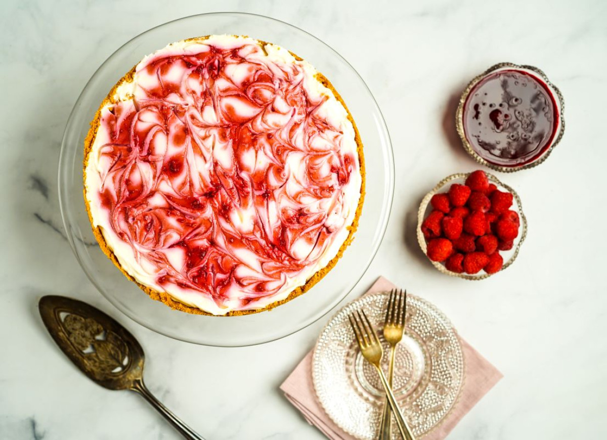 Sernik z musem malinowym