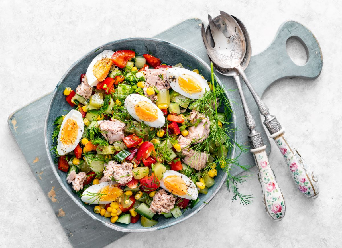 sałatka z tuńczykiem i jajkiem