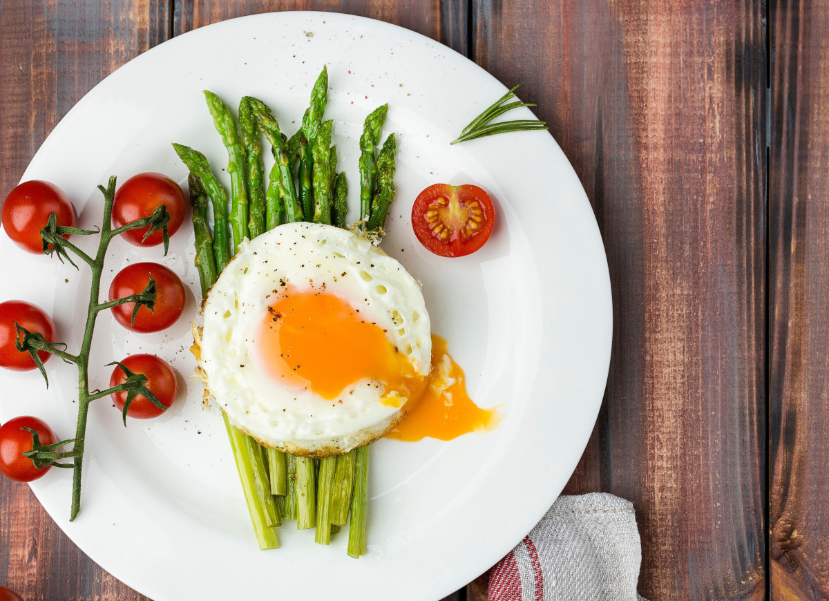 Szparagi z jajkiem sadzonym