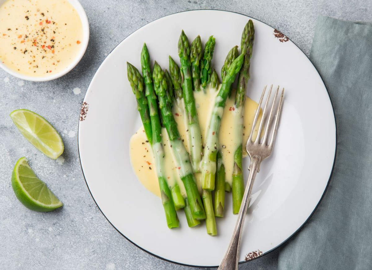 Szparagi z sosem holenderskim