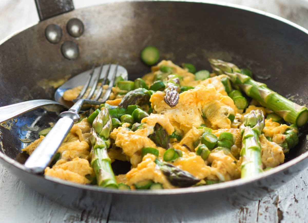 jajecznica ze szparagami