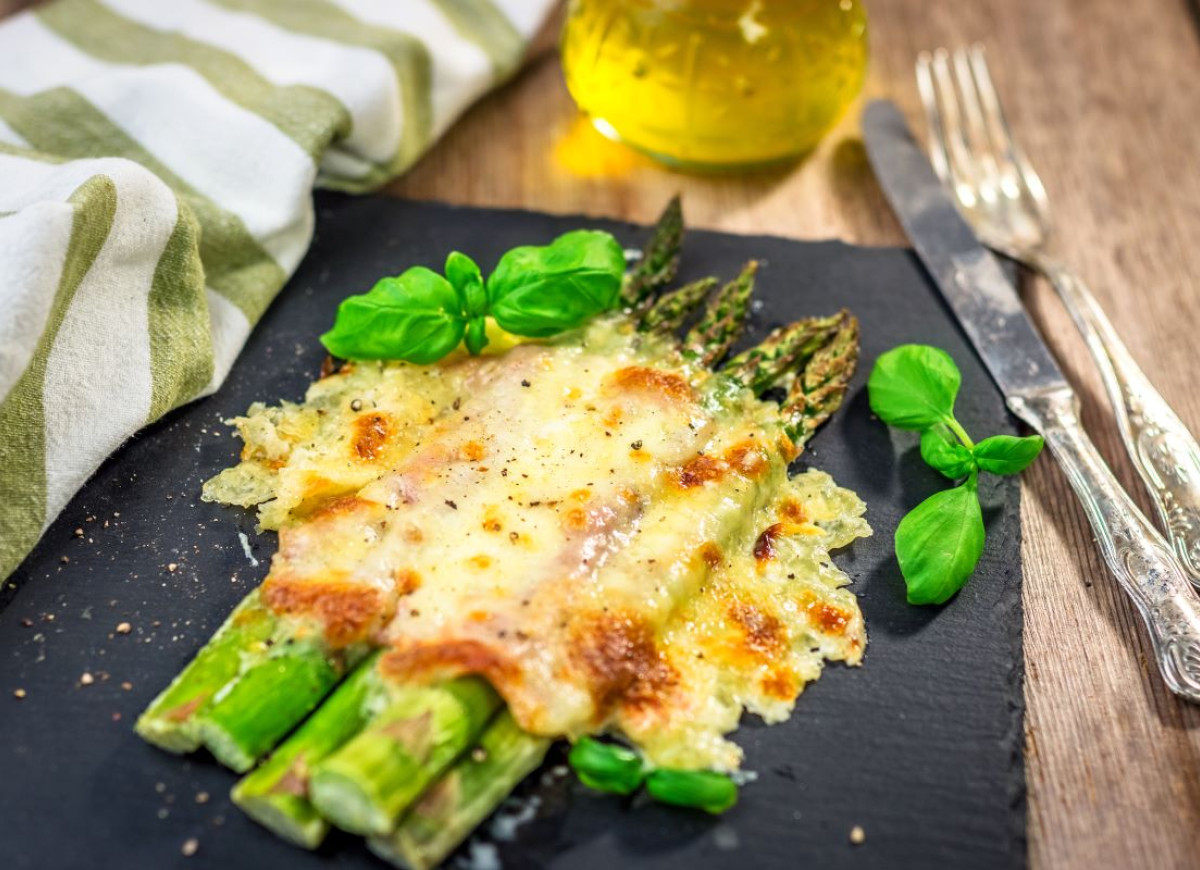 Szparagi w sosie beszamelowym