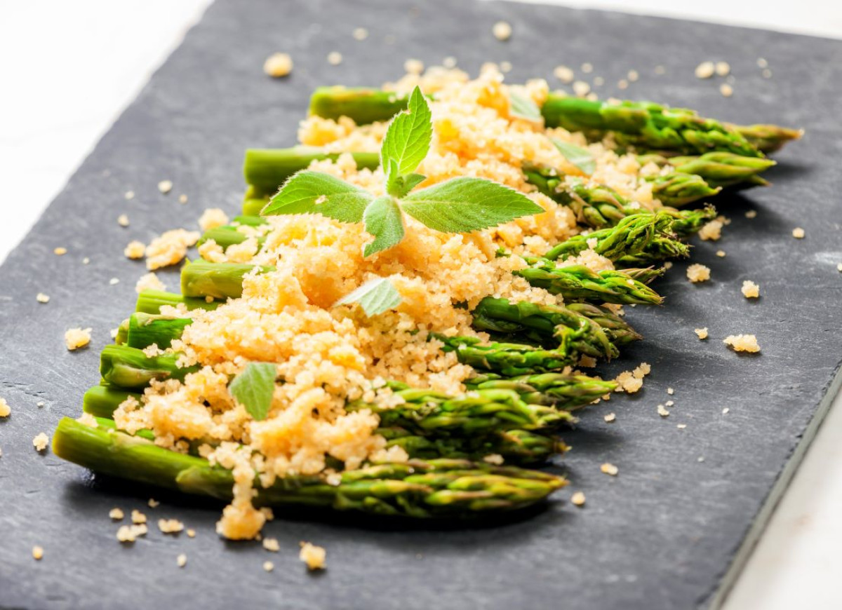 Szparagi z bułką tartą