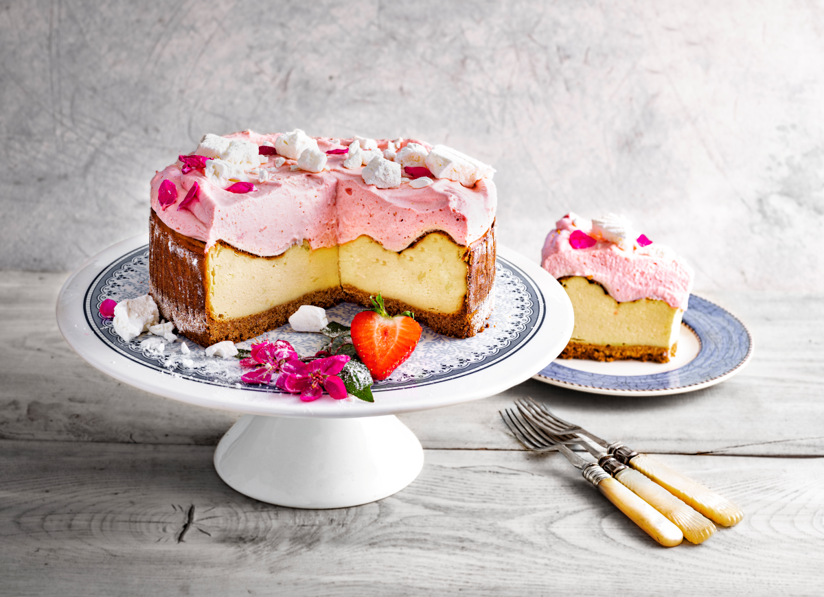 Sernik z musem truskawkowym