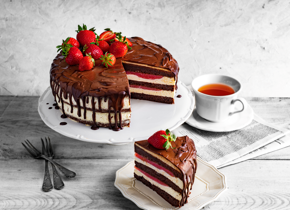 Tort czekoladowy z truskawkami