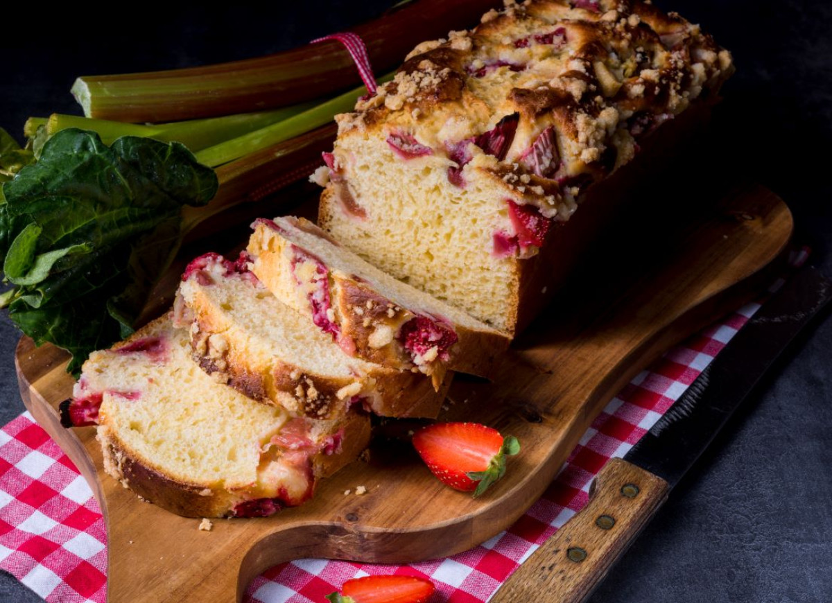 Ciasto drożdżowe z rabarbarem i truskawkami