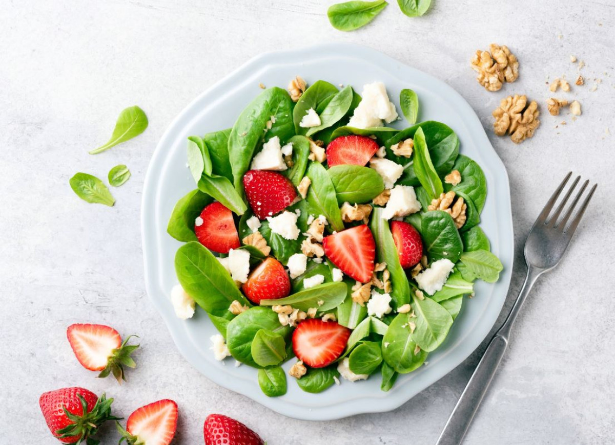 Sałatka ze szpinakiem i truskawkami