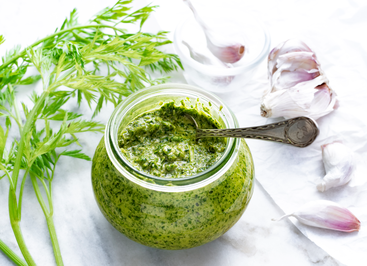 Pesto z natki marchewki