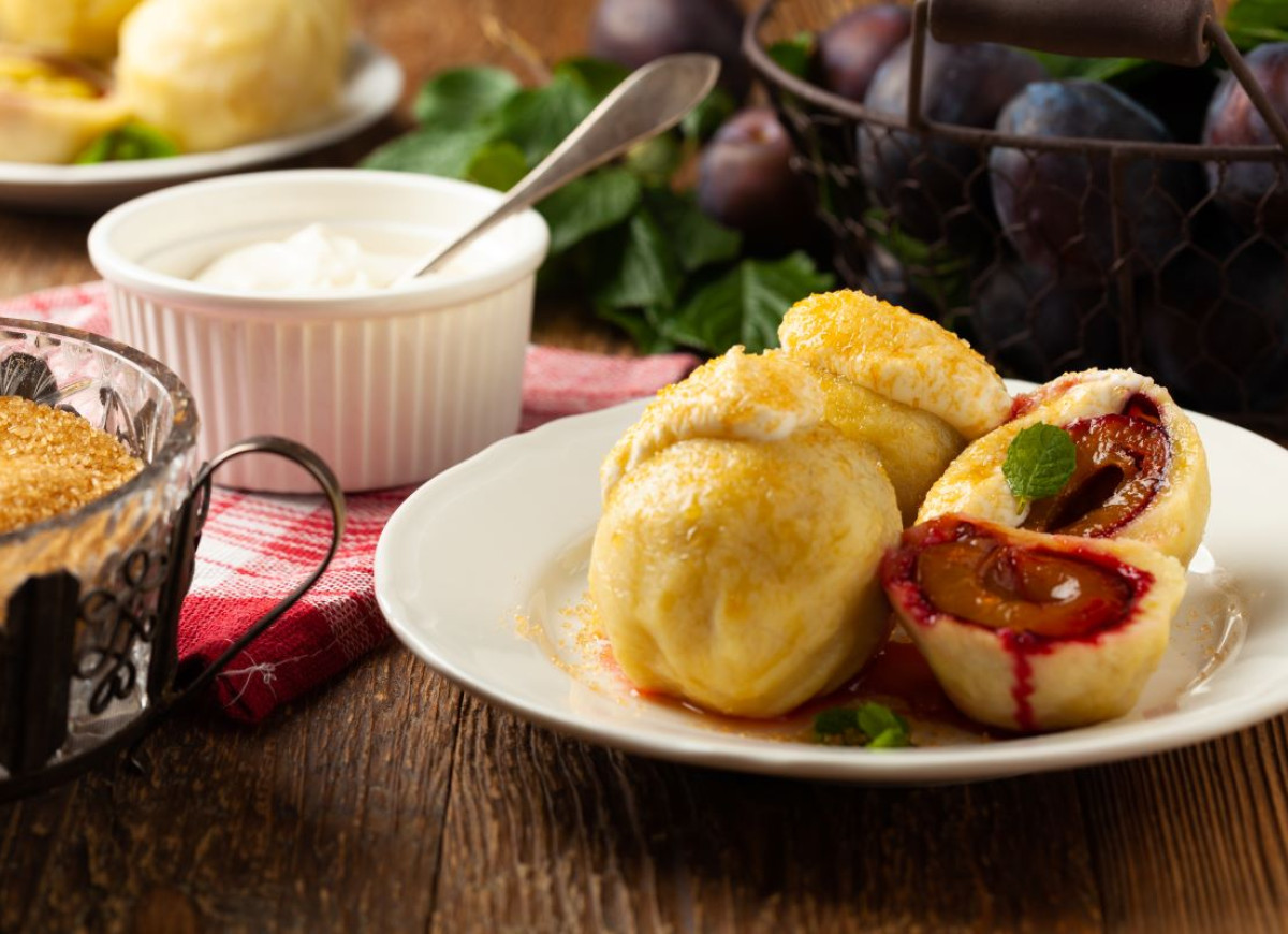 knedle ze śliwkami ze śmietaną i cukrem