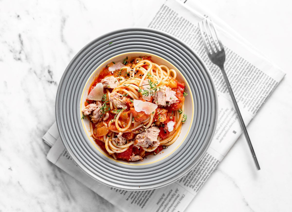 Makaron z tuńczykiem i pomidorami