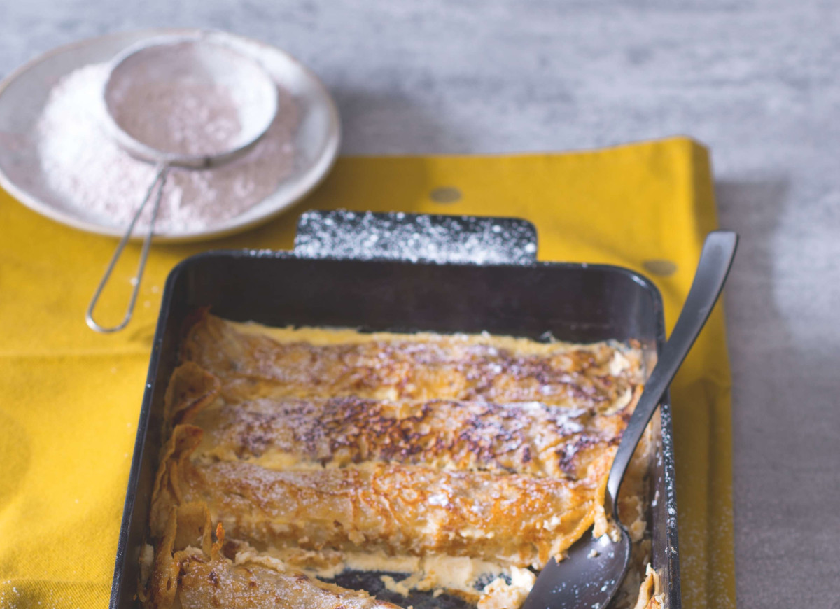 Pieczone naleśniki owsiane z twarogiem i rodzynkami