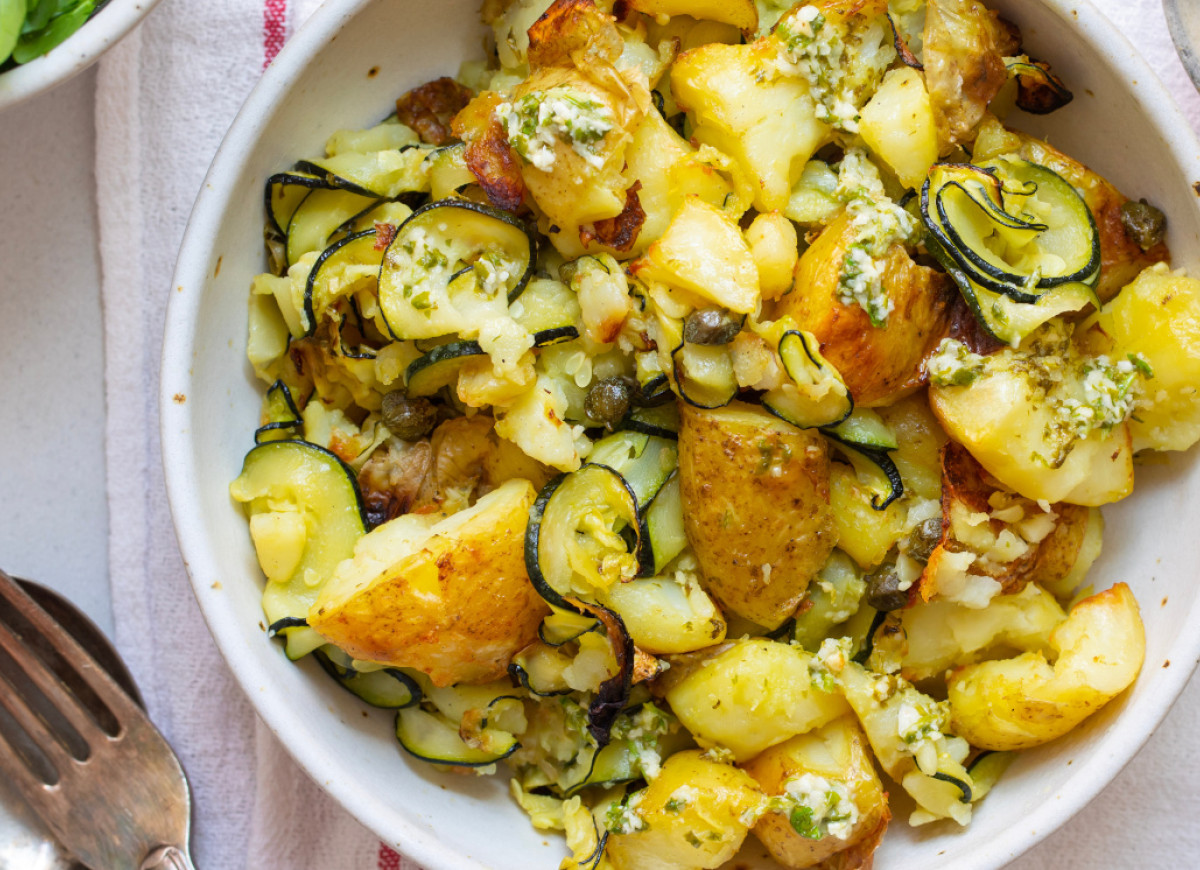sałatka ziemniaczana z kaparami i cukinią