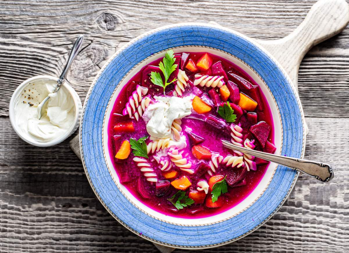 Zupa buraczkowa z makaronem