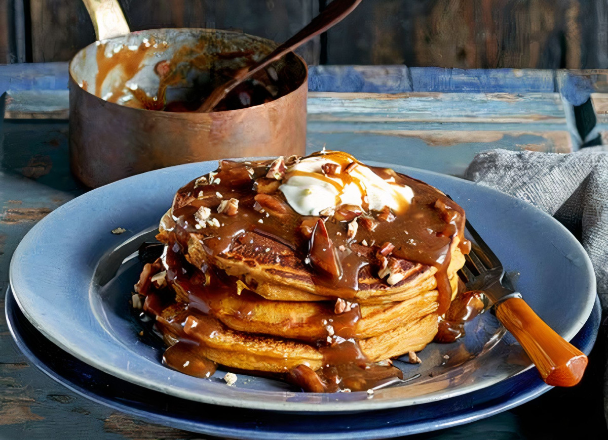 Naleśniki dyniowe z solonym toffi z orzechami pekan