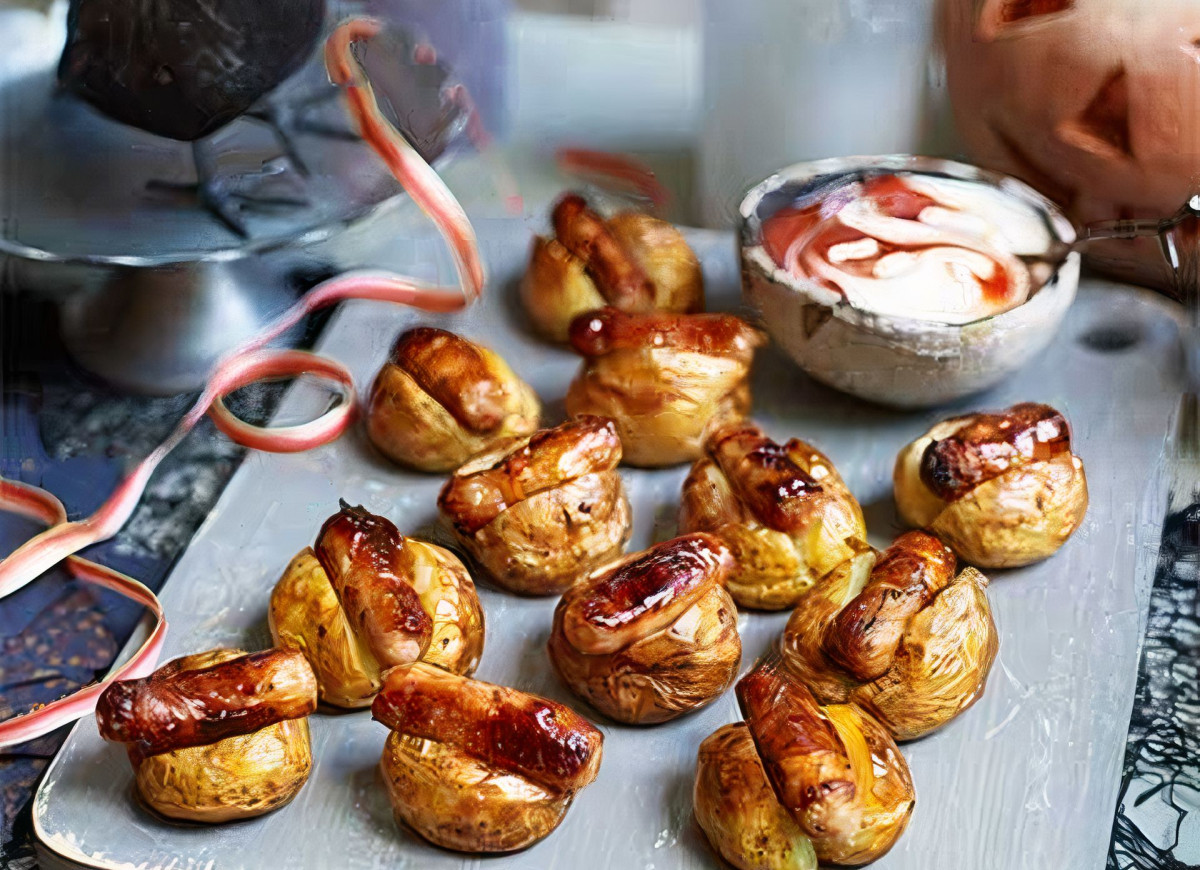 Halloweenowe ziemniaczki z lepkimi kiełbaskami