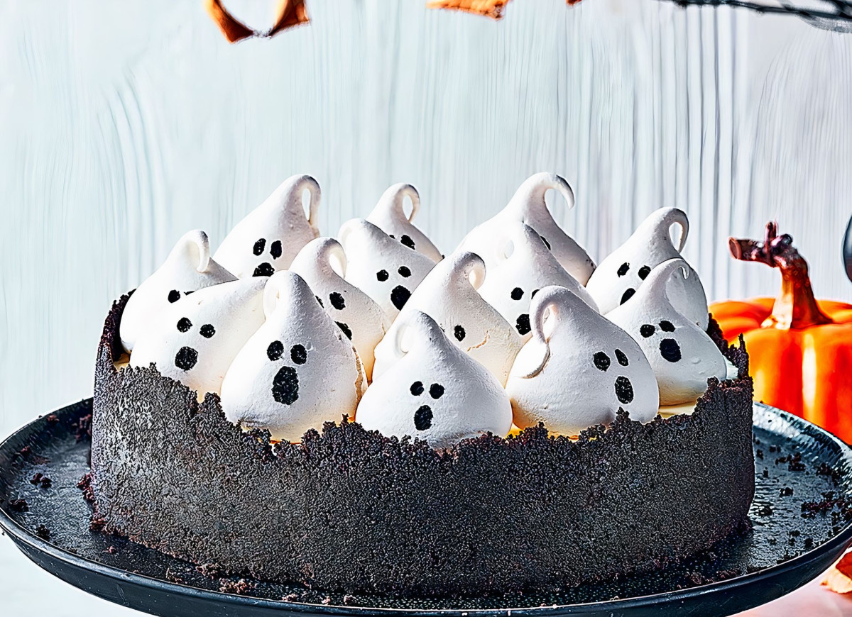 Halloweenowy sernik z bezowymi duszkami