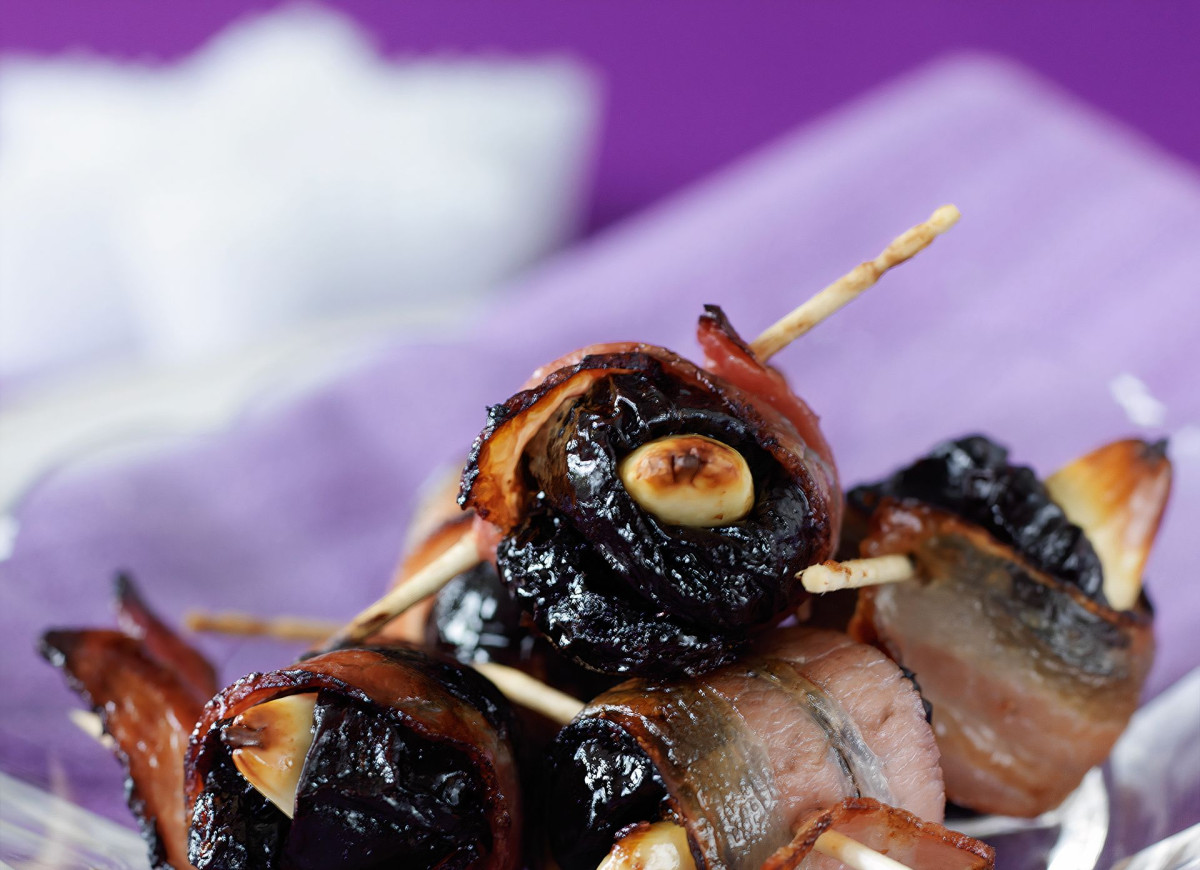 Śliwki w boczku faszerowane migdałami