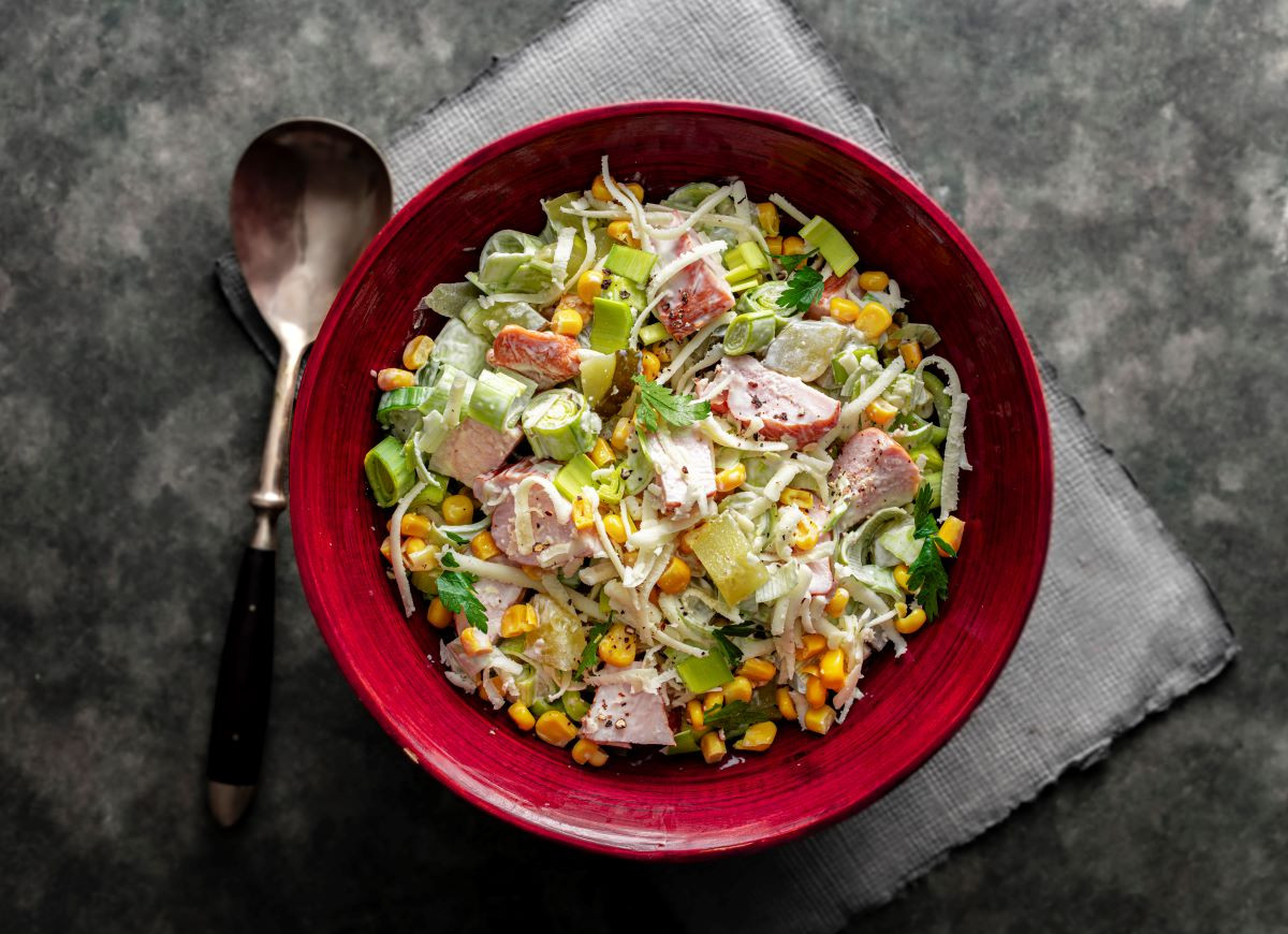 Sałatka z kurczakiem wędzonym