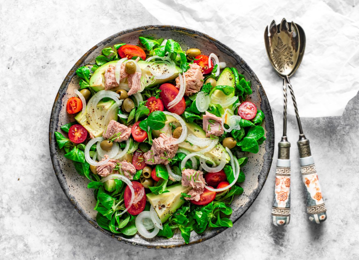 sałatka z tuńczykiem i awokado