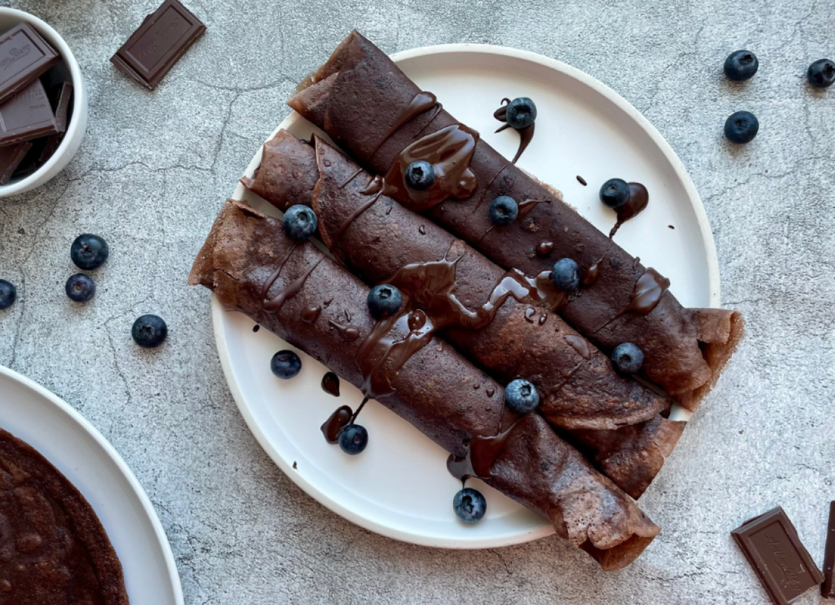 naleśniki czekoladowe z czekoladą i borówkami