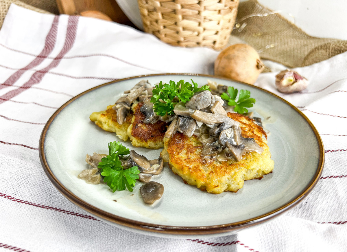 Placki ziemniaczane z sosem pieczarkowym