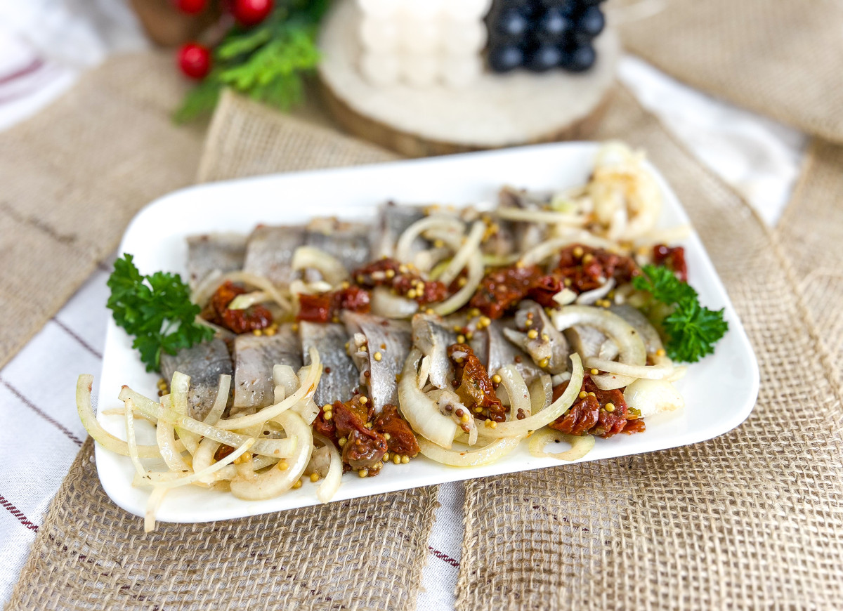 Śledzie w suszonych pomidorach