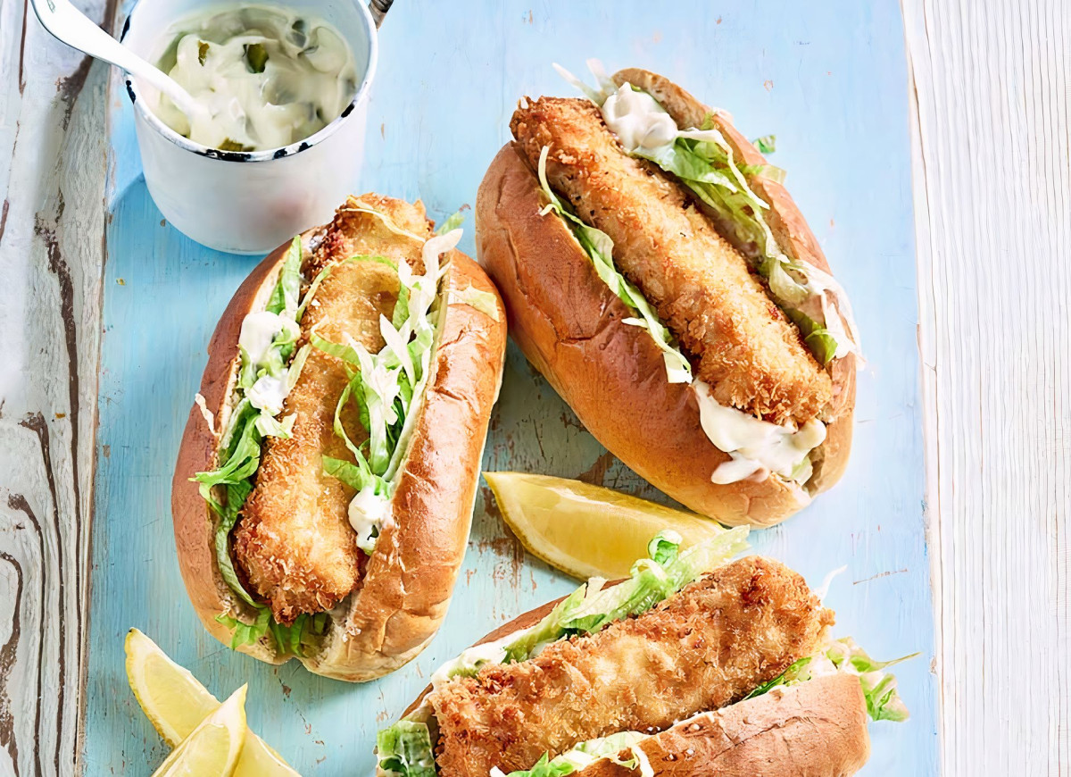 Hot dogi z paluszkami rybnymi