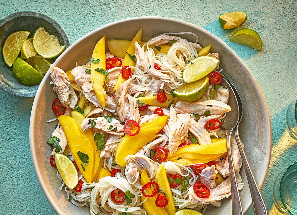 Sałatka z makaronem, kurczakiem i mango